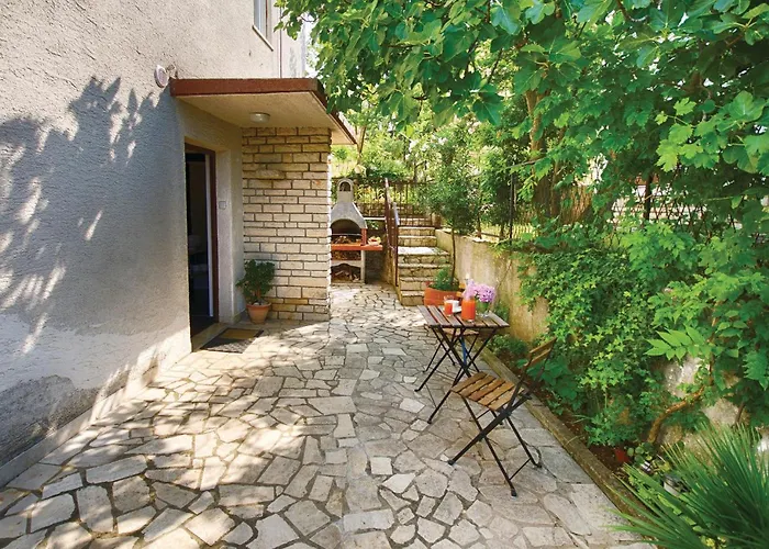 3 Bedroom Beautiful In Semesterbostad Jadranovo
