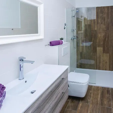 3 Bedroom Beautiful In Σπίτι διακοπών Jadranovo