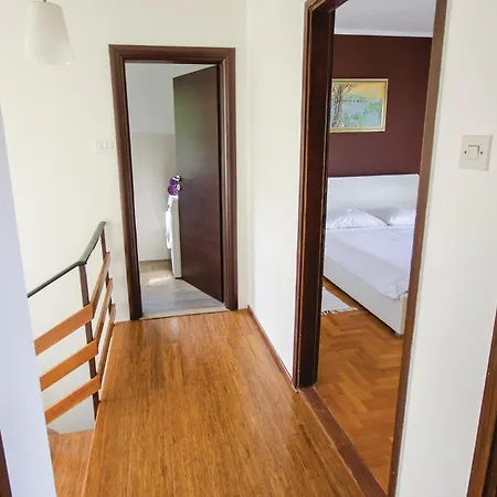 3 Bedroom Beautiful In Jadranovo