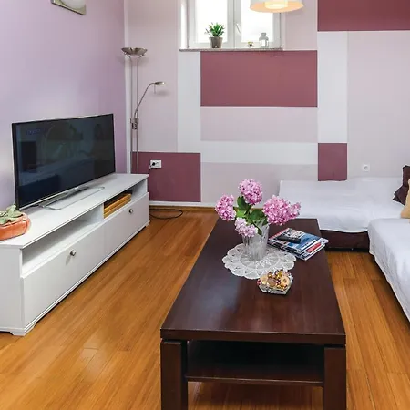 3 Bedroom Beautiful In Σπίτι διακοπών Jadranovo