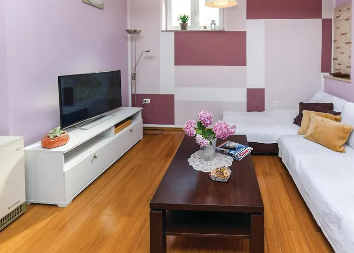 3 Bedroom Beautiful In Dom wakacyjny Jadranovo